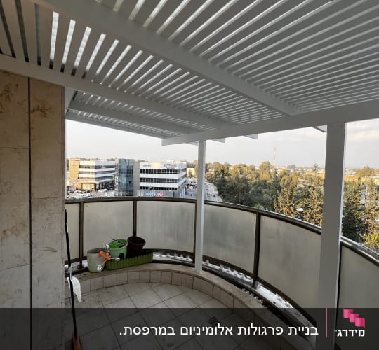 פרגולה לבנה במרפסת עם נוף עירוני
